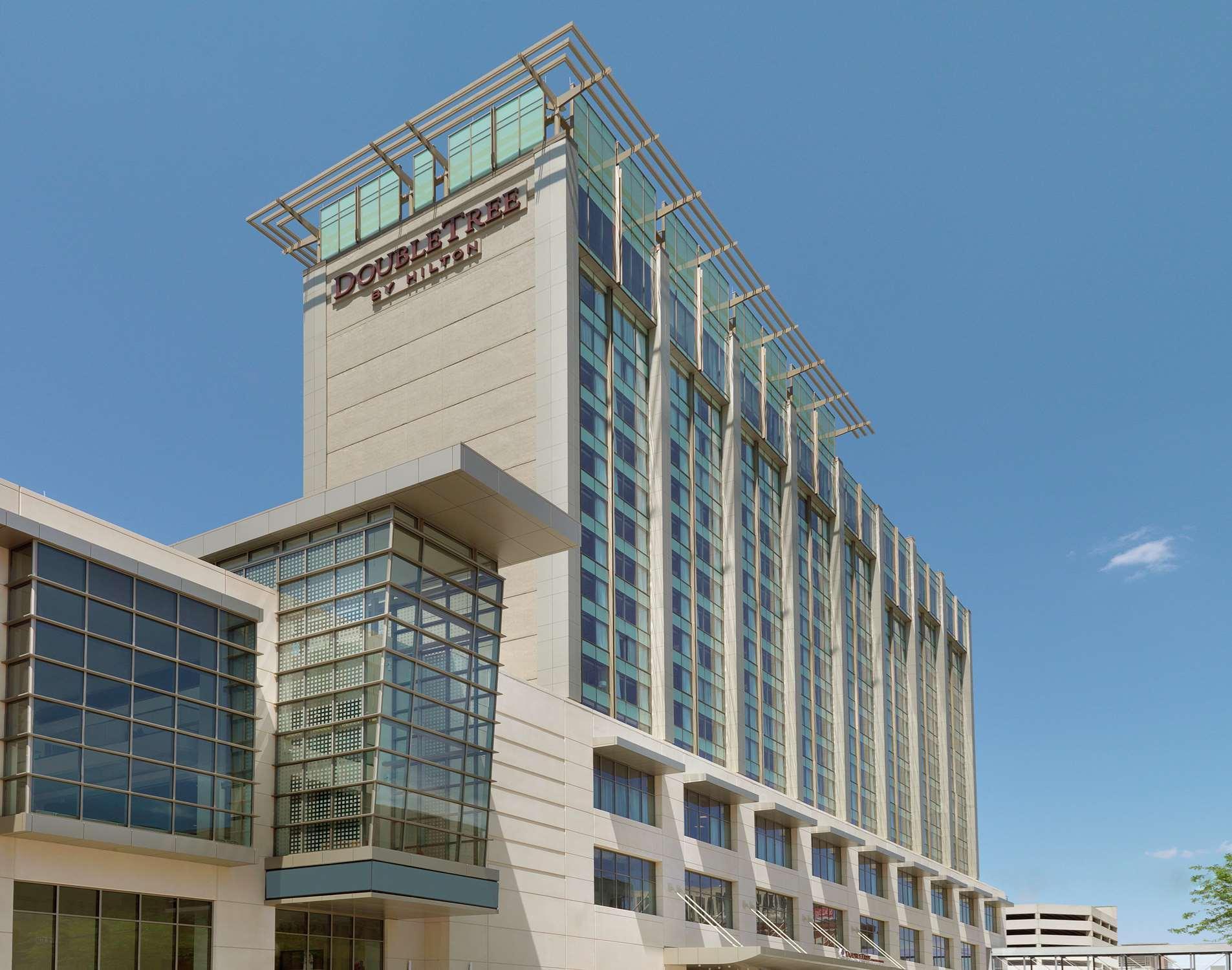 Doubletree By Hilton Hotel Cedar Rapids Convention Complex Buitenkant foto