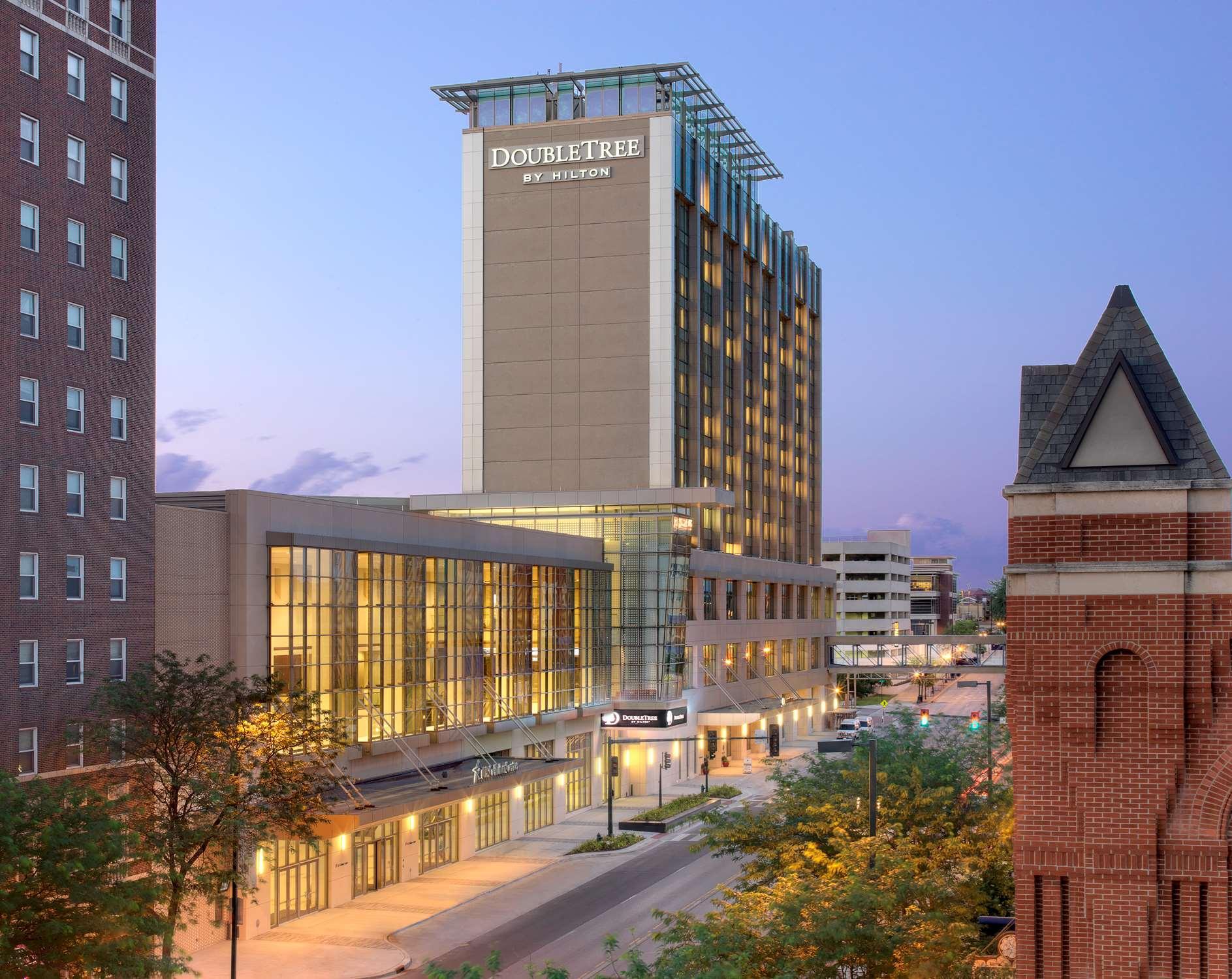 Doubletree By Hilton Hotel Cedar Rapids Convention Complex Buitenkant foto