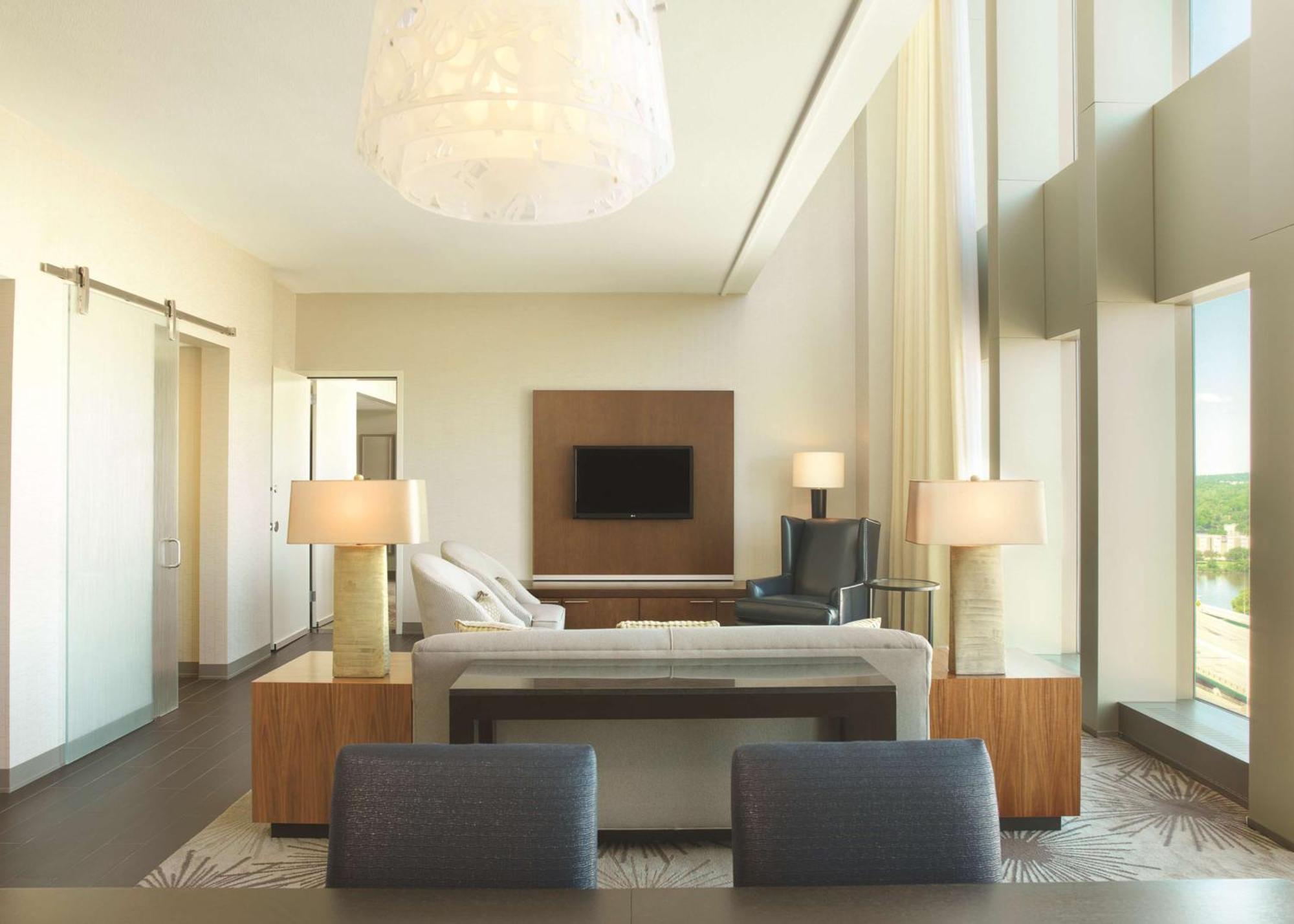 Doubletree By Hilton Hotel Cedar Rapids Convention Complex Buitenkant foto