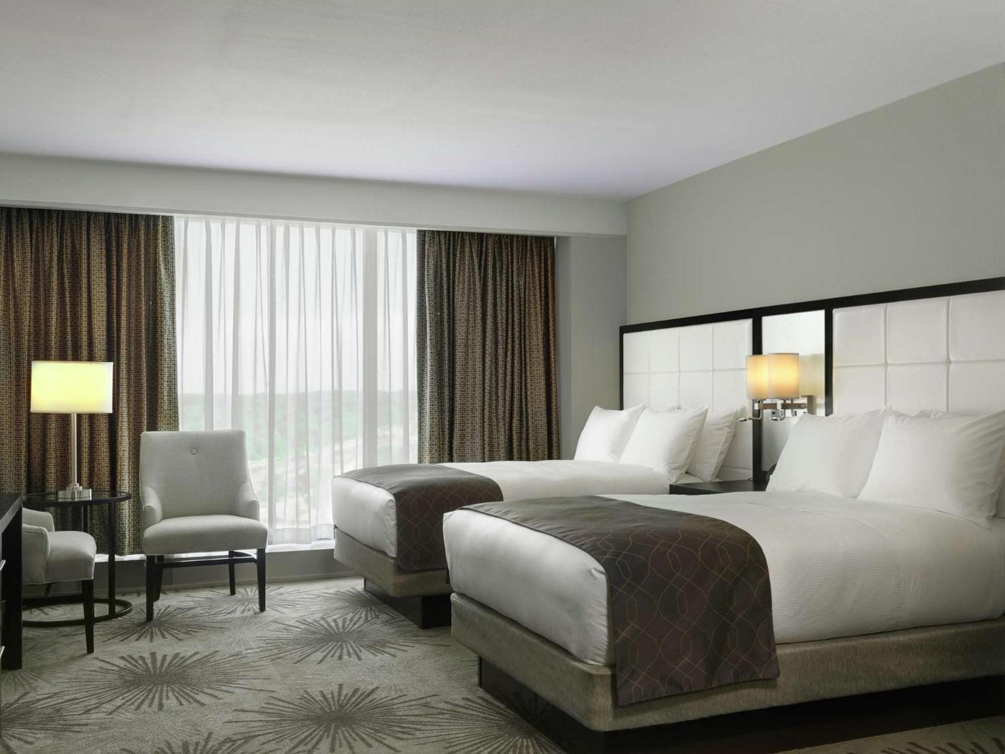 Doubletree By Hilton Hotel Cedar Rapids Convention Complex Buitenkant foto