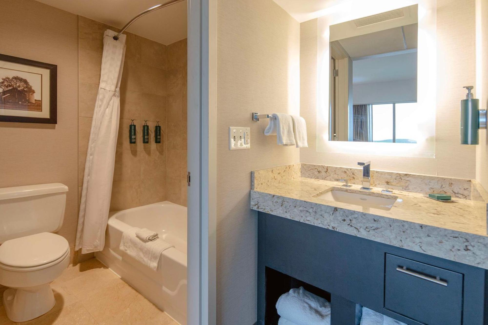 Doubletree By Hilton Hotel Cedar Rapids Convention Complex Buitenkant foto