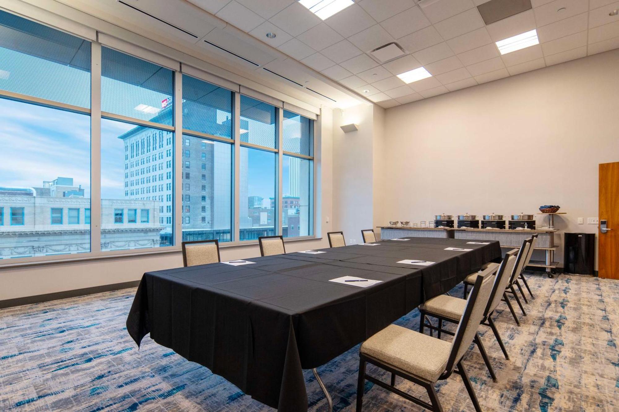 Doubletree By Hilton Hotel Cedar Rapids Convention Complex Buitenkant foto