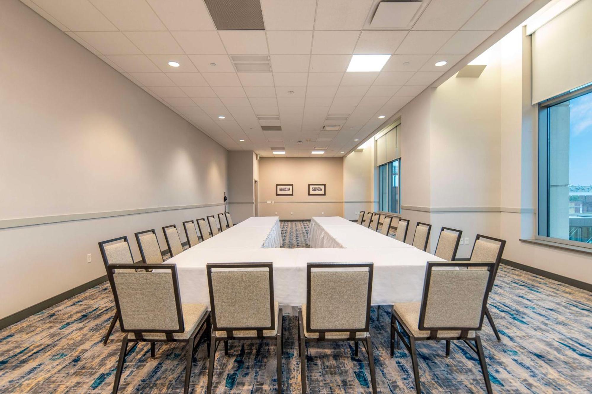 Doubletree By Hilton Hotel Cedar Rapids Convention Complex Buitenkant foto