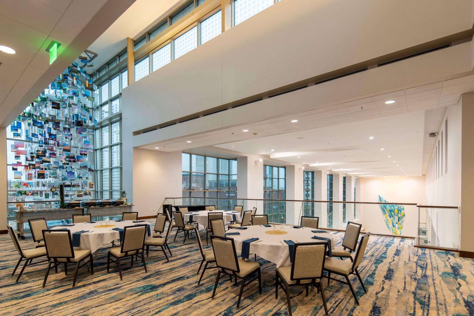 Doubletree By Hilton Hotel Cedar Rapids Convention Complex Buitenkant foto