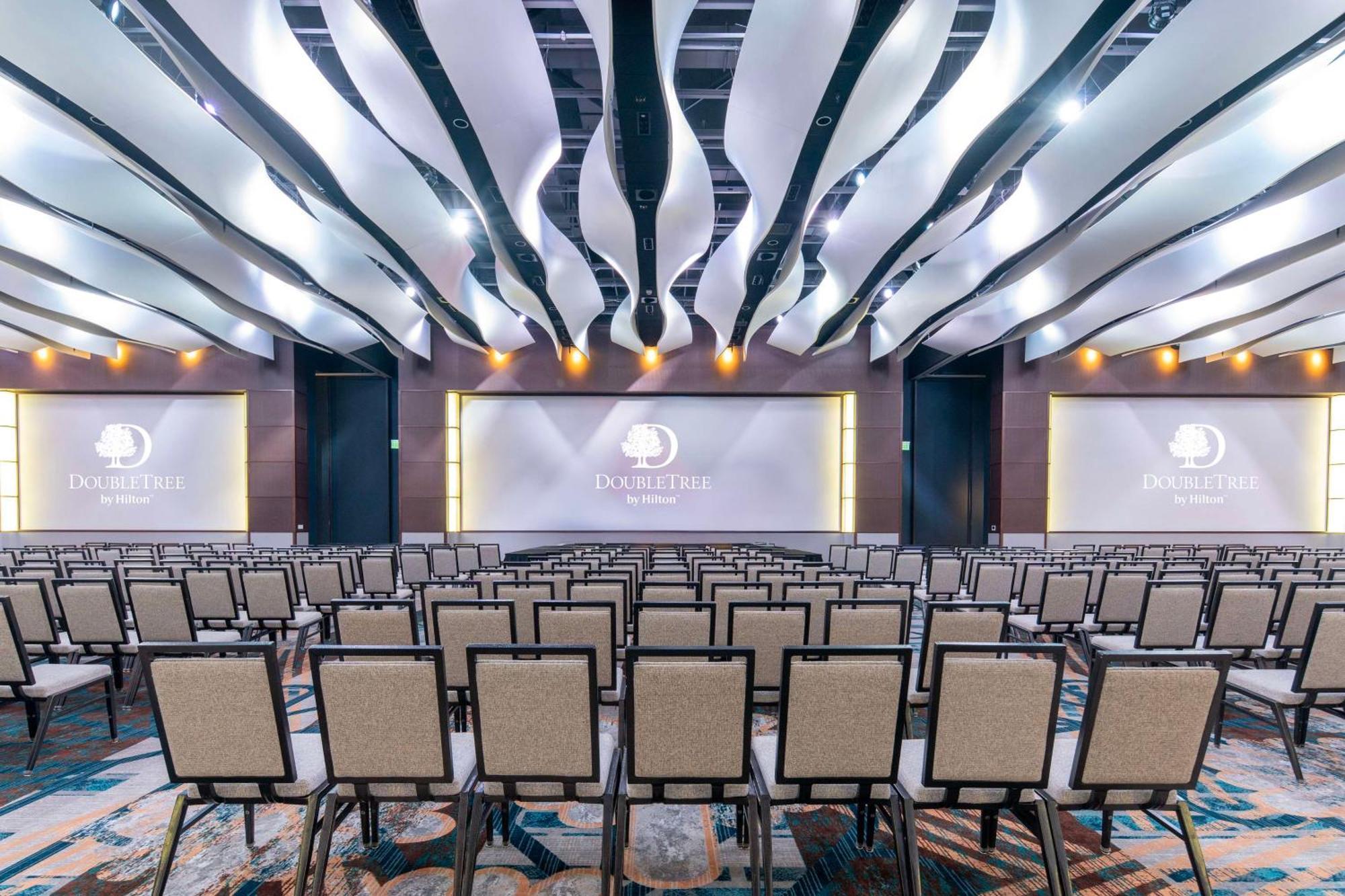Doubletree By Hilton Hotel Cedar Rapids Convention Complex Buitenkant foto